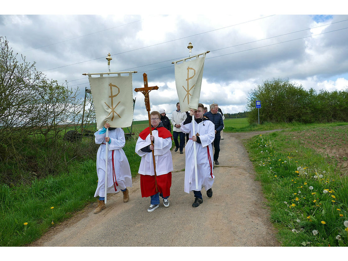 Bittprozession an der Weingartenkapelle (Foto: Karl-Franz Thiede)